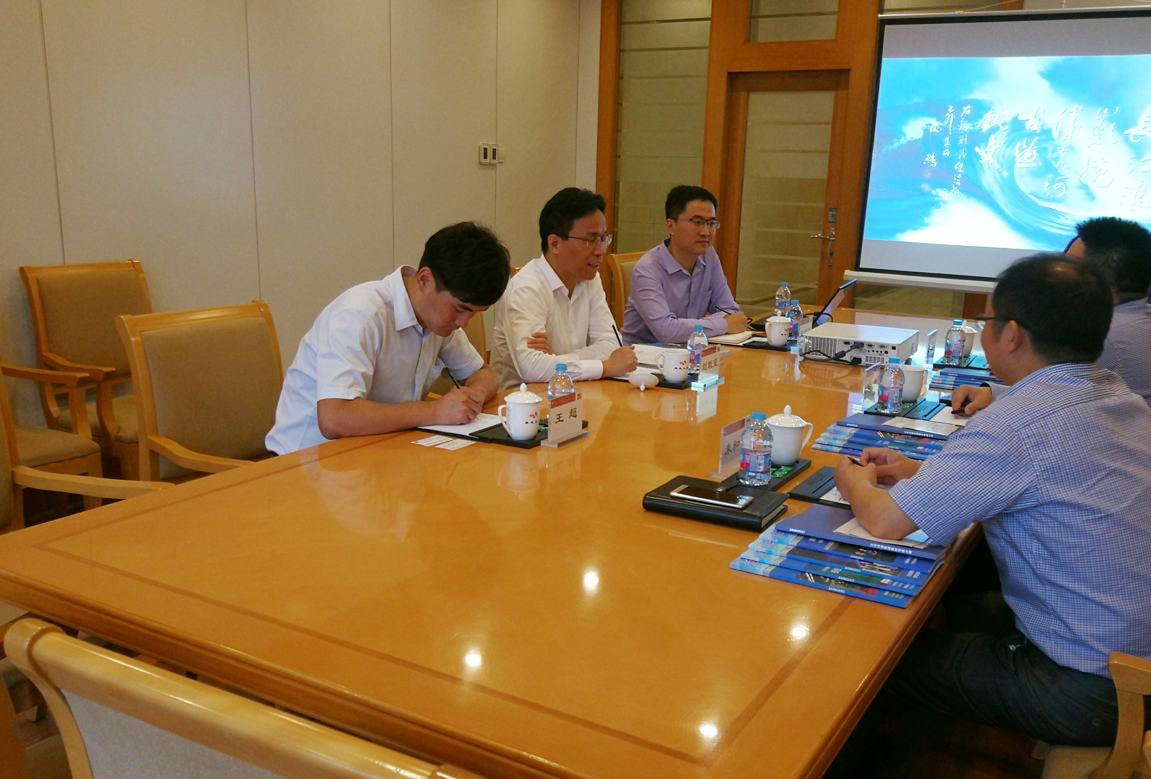 ³É¶¼»áÇà°×½Çø³ØÓÂÇø³¤Ò»ÐÐÔÚ¾©ÓëÁõÔØÍû¶ÊÂÉϾÙÐÐ×ù̸